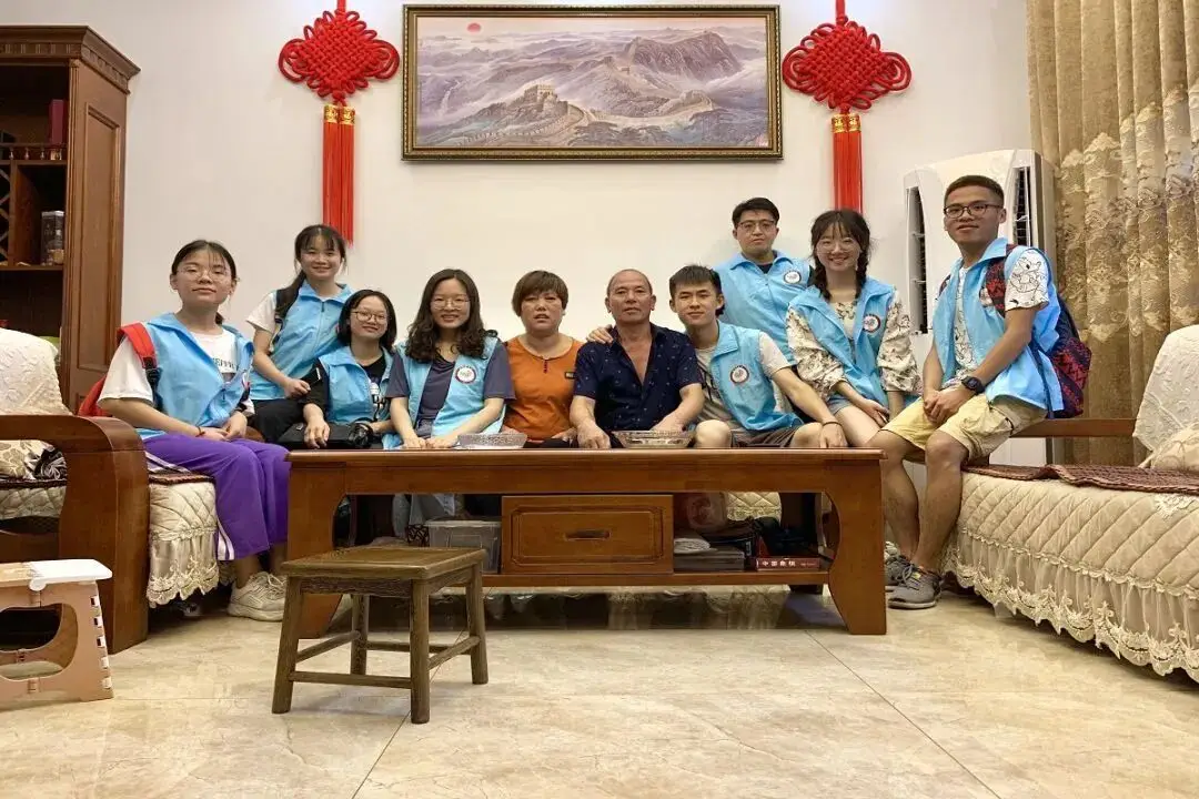 “替英雄同學(xué)盡孝”，大學(xué)生們堅(jiān)持了15年