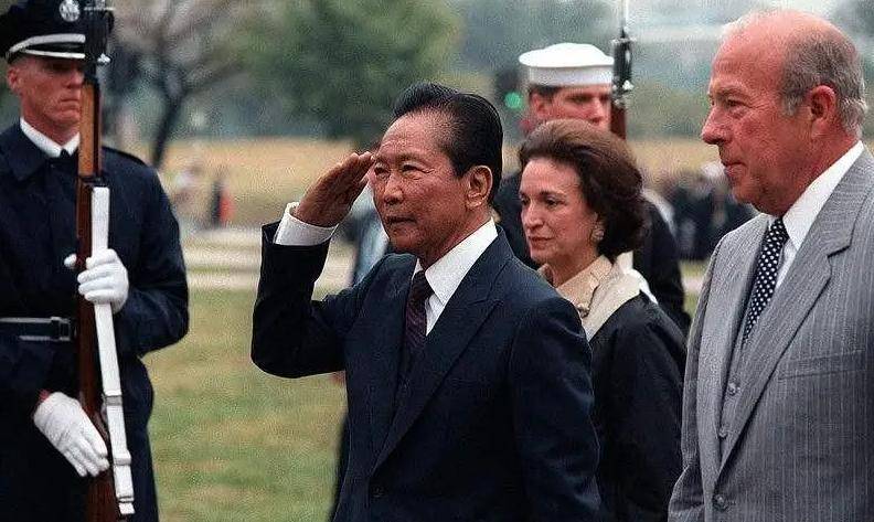 原創(chuàng)全球最貪總統(tǒng)！家中數(shù)噸黃金29架私人飛機4500畝房產(chǎn)，拖垮國家經(jīng)濟