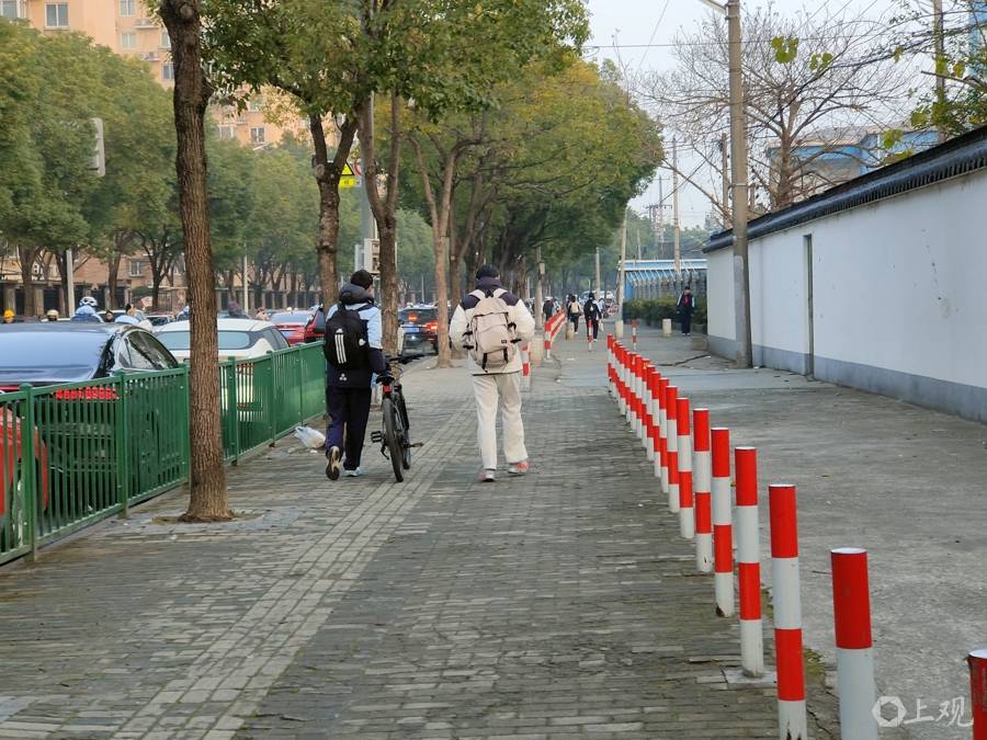 占道快遞清了 路人不再“與車共舞”