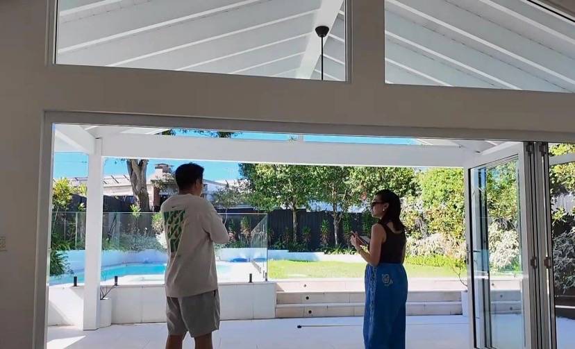 原創(chuàng)程曉玥澳洲過夏天，挺7個月孕肚跪地忙裝修，富豪老公高又壯很帥