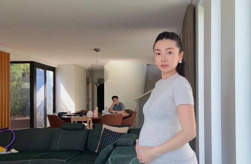原創(chuàng)程曉玥澳洲過夏天，挺7個月孕肚跪地忙裝修，富豪老公高又壯很帥