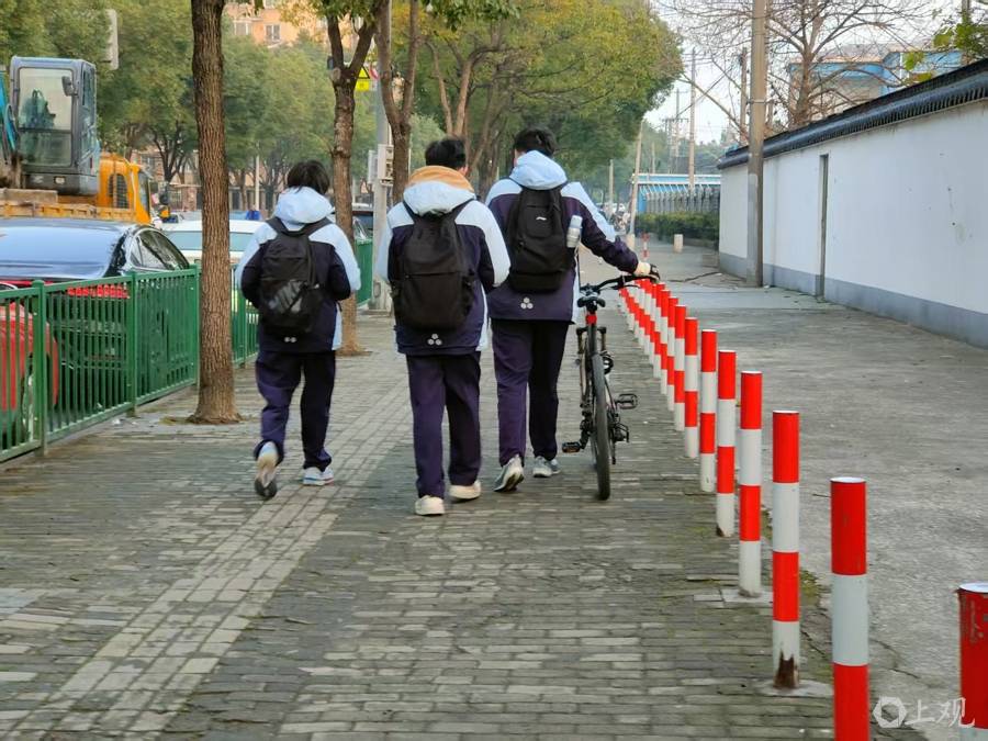 占道快遞清了 路人不再“與車共舞”