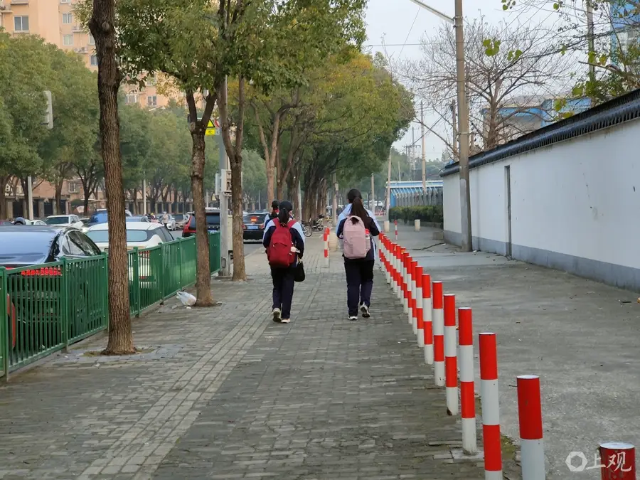 占道快遞清了 路人不再“與車共舞”