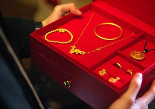 高喊“愛老己”的年輕人，開始存款搬家了