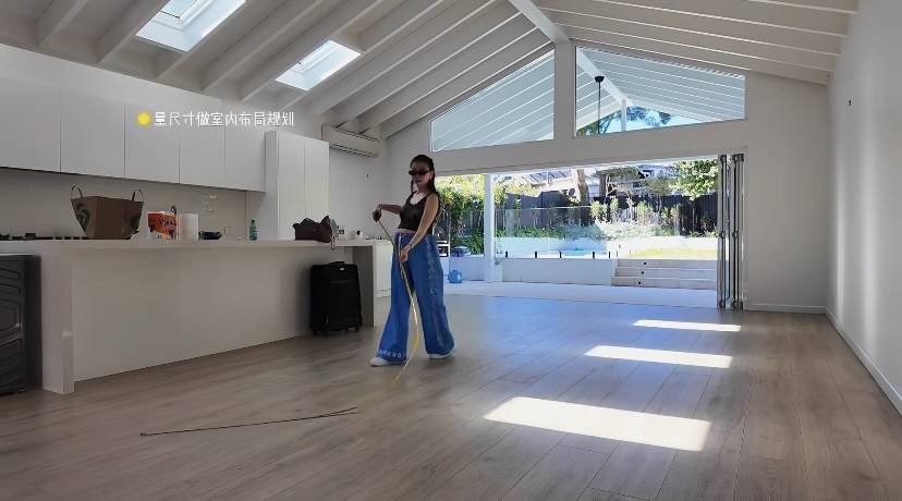 原創(chuàng)程曉玥澳洲過夏天，挺7個(gè)月孕肚跪地忙裝修，富豪老公高又壯很帥