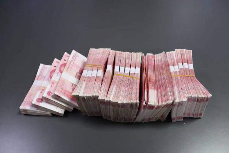 “租房引流”實為騙局！女子取現(xiàn)21萬元險被騙，泰州民警揭穿詐騙陷阱