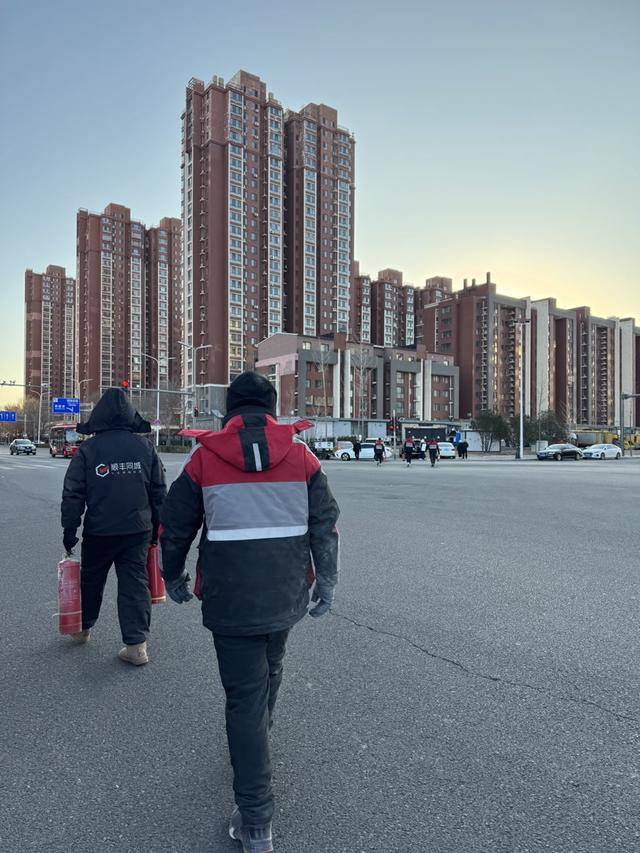 草坡突發(fā)火情，5名快遞小哥拎著滅火器沖了上去