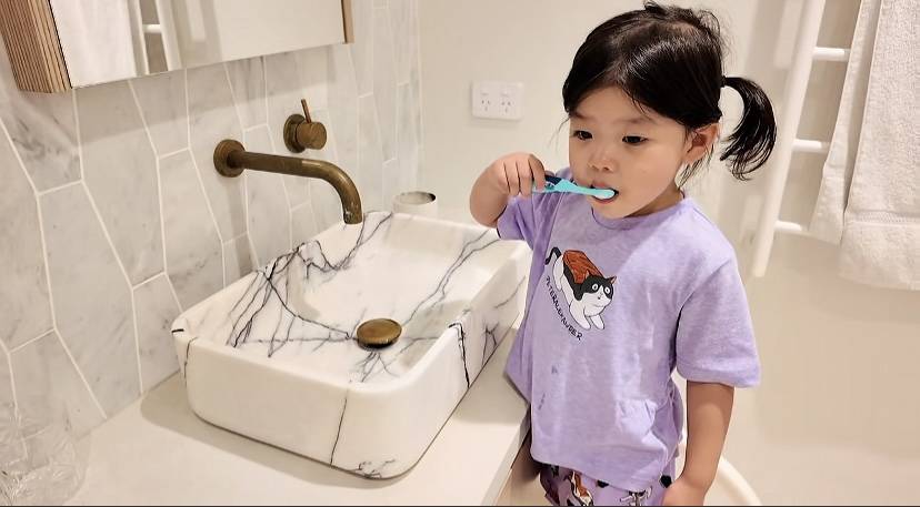 原創(chuàng)程曉玥澳洲過夏天，挺7個月孕肚跪地忙裝修，富豪老公高又壯很帥