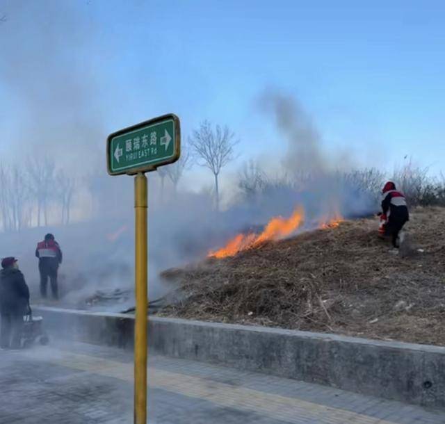 草坡突發(fā)火情，5名快遞小哥拎著滅火器沖了上去