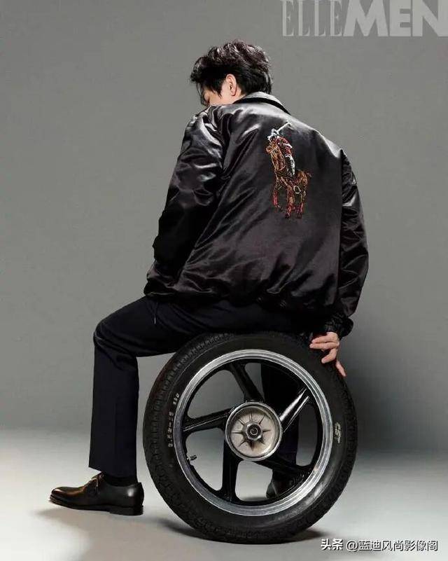 原創(chuàng)陳楚生開年大片！紅黑撞色 + 非遺刺繡，這才是成熟男人的時(shí)尚質(zhì)感