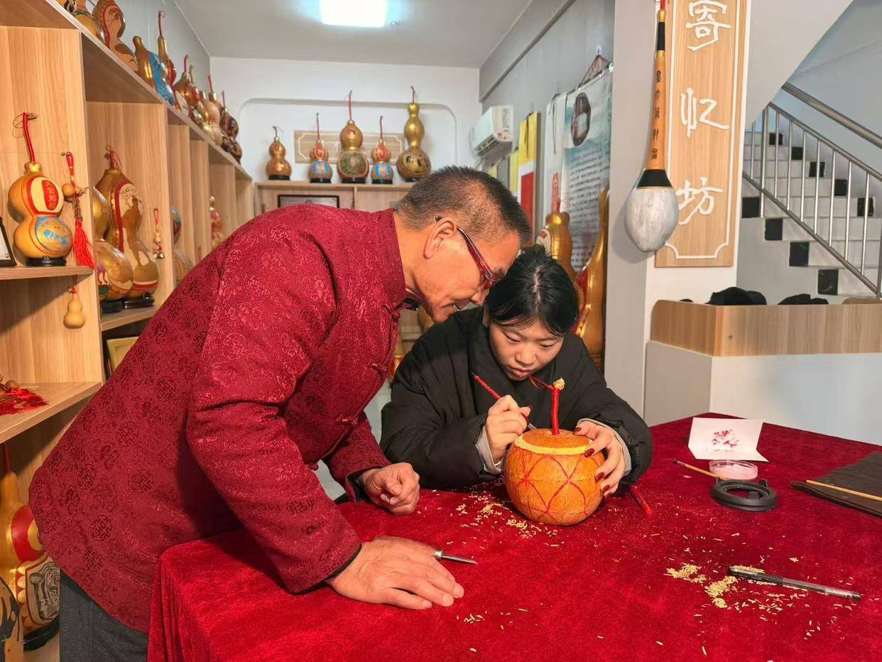 清真寺社區(qū)開展“非遺在社區(qū)”葫蘆雕刻體驗(yàn)活動(dòng)