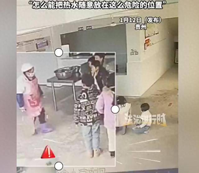 小學(xué)食堂阿姨將熱水桶隨意放門口，三年級女孩經(jīng)過時被水桶絆倒嚴重燙