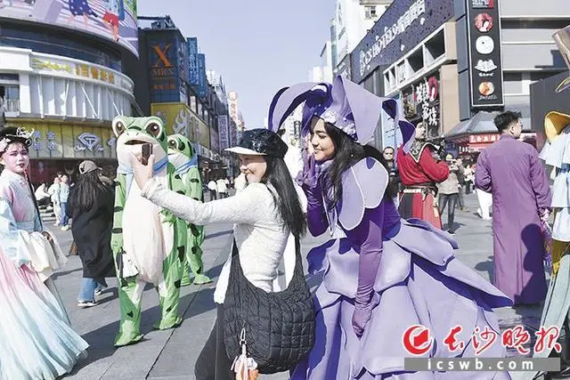 “天心劇·悅?cè)颉睉騽〖文耆A啟幕，天心區(qū)國際傳播中心同步揭牌