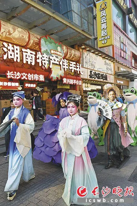 “天心劇·悅?cè)颉睉騽〖文耆A啟幕，天心區(qū)國際傳播中心同步揭牌