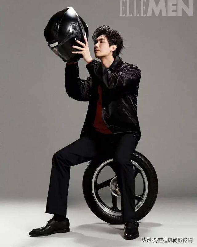 原創(chuàng)陳楚生開年大片！紅黑撞色 + 非遺刺繡，這才是成熟男人的時(shí)尚質(zhì)感