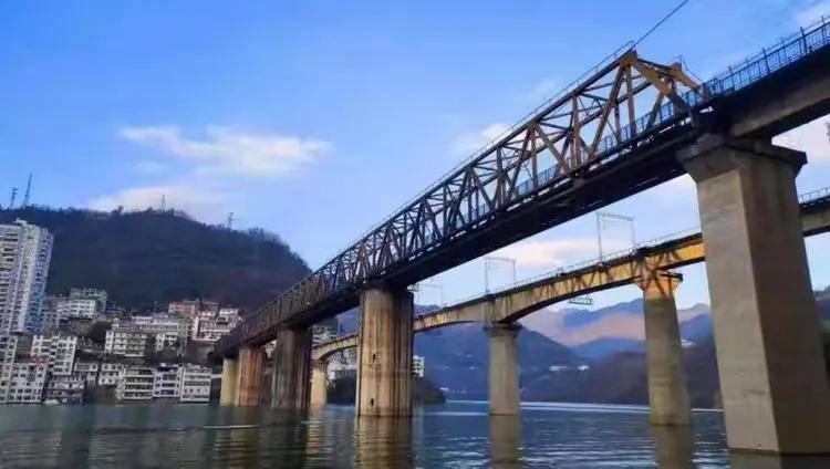 原創(chuàng)在祖國版圖上雕刻鋼鐵動脈