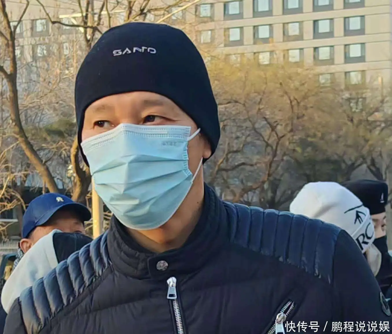 原創(chuàng)蔡明現(xiàn)身央視春晚彩排，辛柏青背雙肩包戴眼鏡，沙溢不遮掩最從容