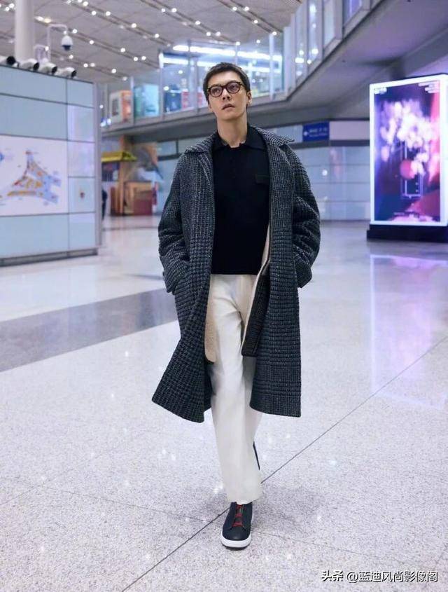 原創(chuàng)陳偉霆米蘭啟程：格紋大衣配眼鏡，這才是 38 歲熟男該有的松弛感