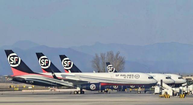 快遞企業(yè)“抱團(tuán)”，順豐極兔交叉持股｜快訊