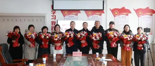 山東省淄博市第十中學(xué)舉辦教師榮退儀式