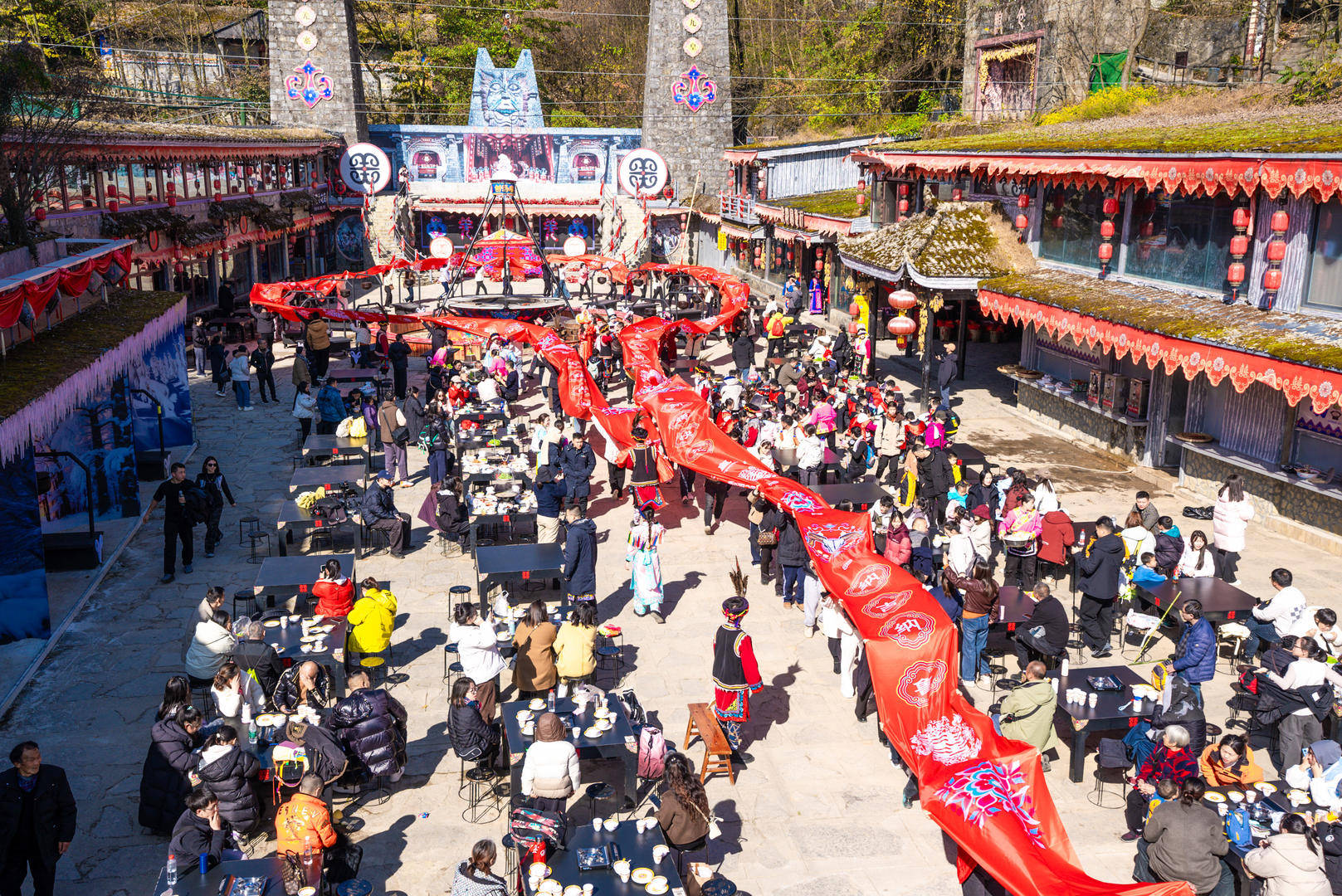 四川九皇山推出“萬人刨湯宴”，面向公眾免費發(fā)放10000份羌族刨湯宴美食券和門票