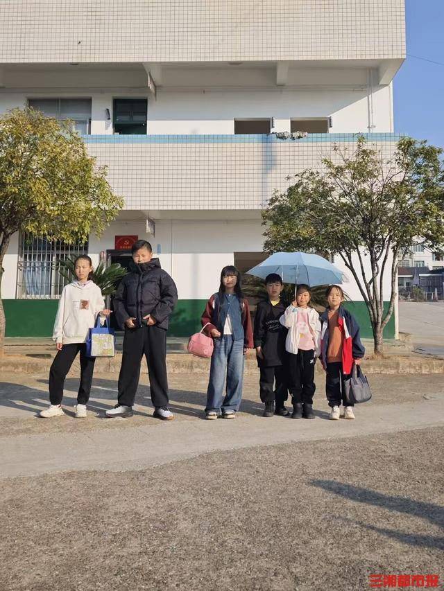 失物招領(lǐng)還能這么玩，小學(xué)“時(shí)裝秀”創(chuàng)意滿滿