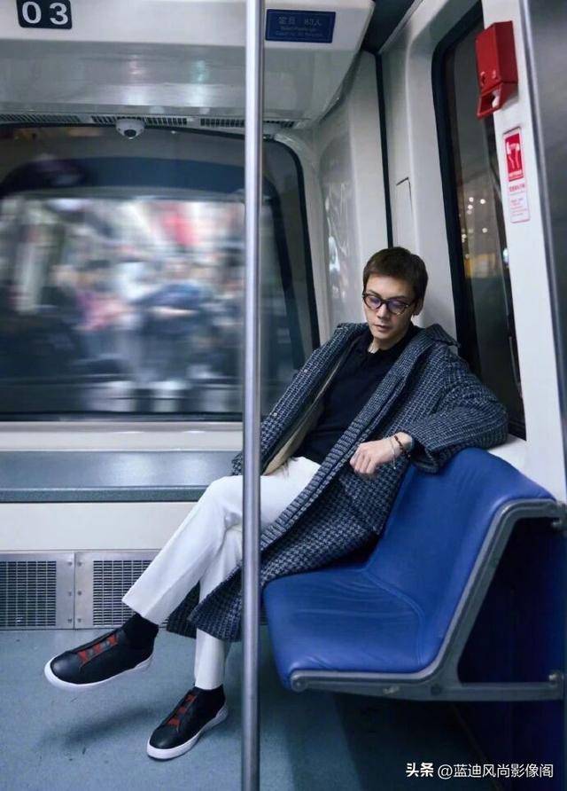 原創(chuàng)陳偉霆米蘭啟程：格紋大衣配眼鏡，這才是 38 歲熟男該有的松弛感