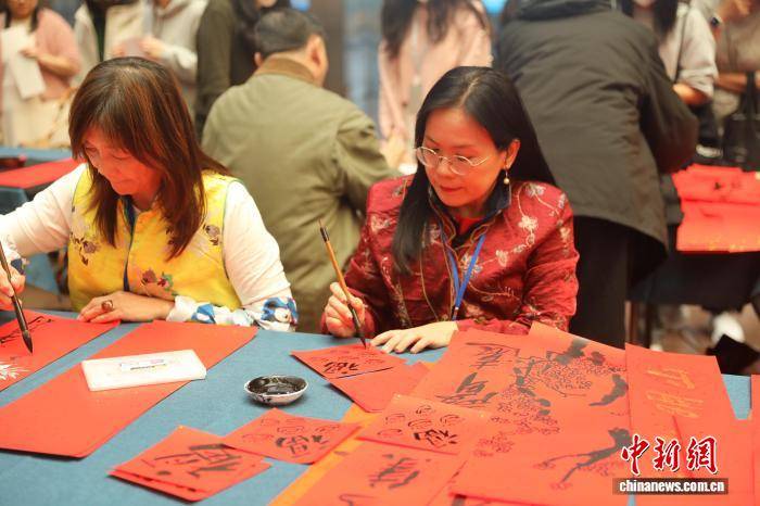 臺灣書法家臺北揮毫送春聯(lián) 筆墨傳情迎馬年