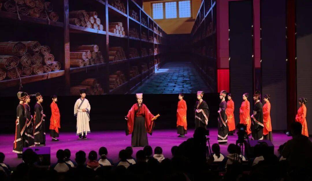 漯河市首屆青年戲劇展演啟幕，校園戲劇聯(lián)盟揭牌成立