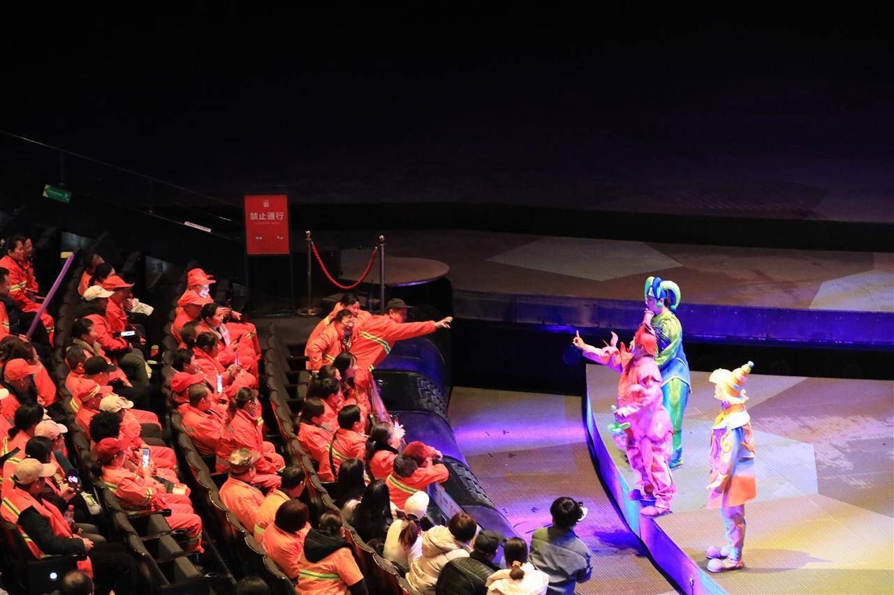 致敬城市美容師：武漢2000名環(huán)衛(wèi)工人沉浸式感受漢劇《水秀》藝術(shù)魅力