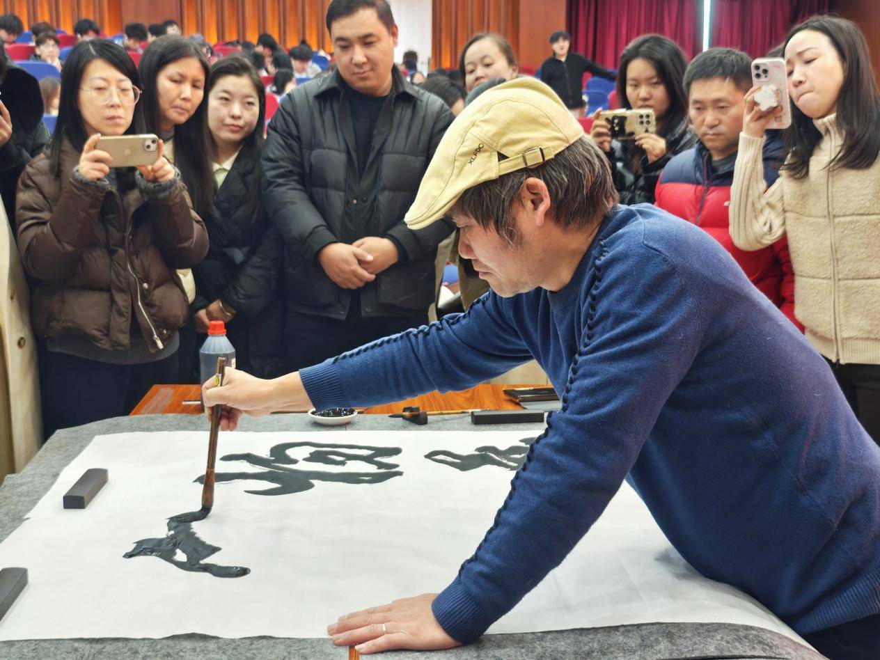 在傳承創(chuàng)新中彰顯時(shí)代氣象 著名書法家范武高博士在江西工程學(xué)院講授書法美學(xué)