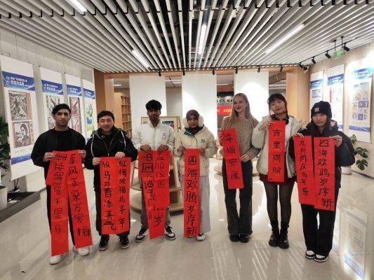 原創(chuàng)煙臺(tái)市書法家走進(jìn)山東商務(wù)職業(yè)學(xué)院開展書法筆會(huì)