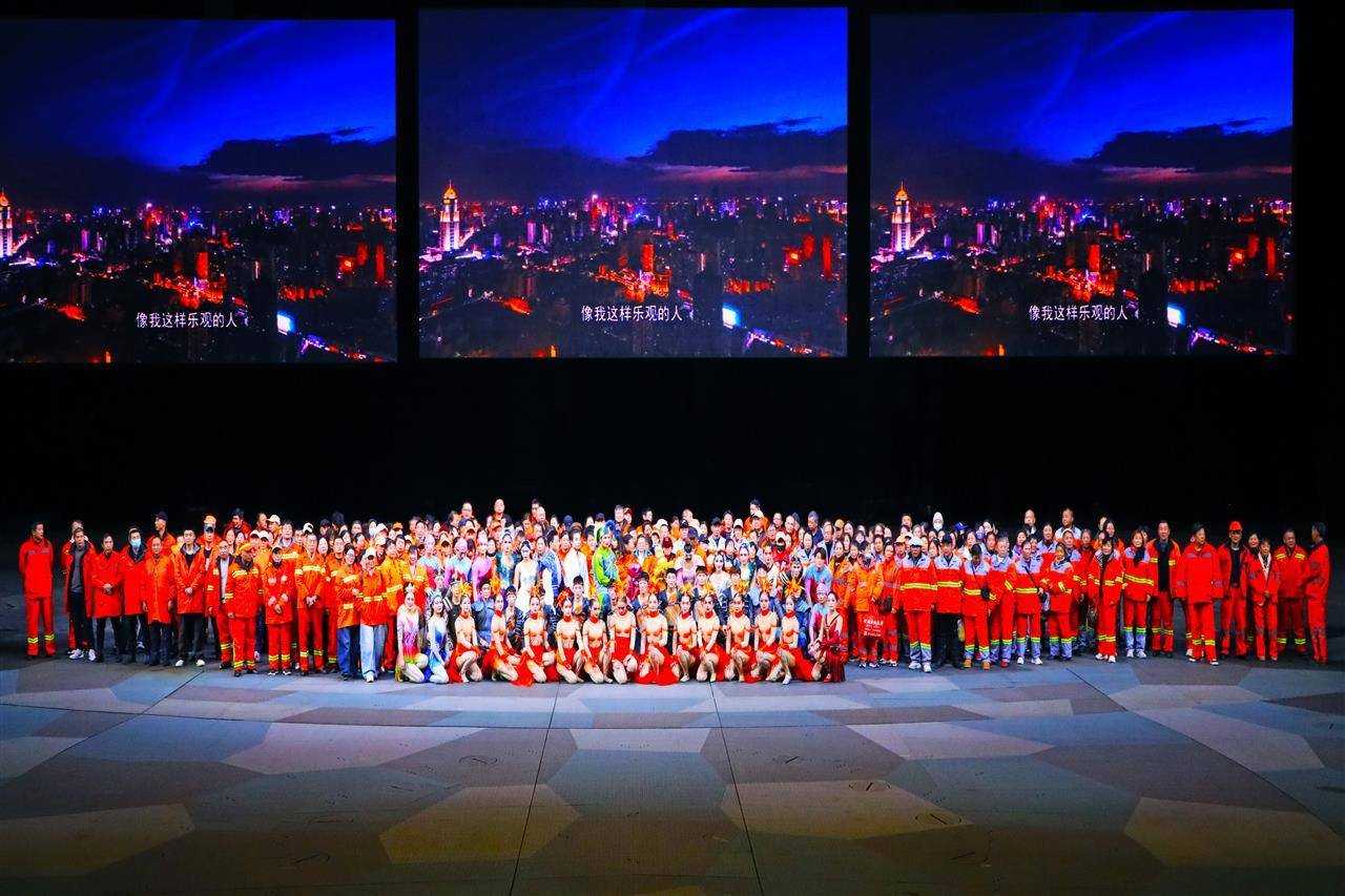 致敬城市美容師：武漢2000名環(huán)衛(wèi)工人沉浸式感受漢劇《水秀》藝術(shù)魅力