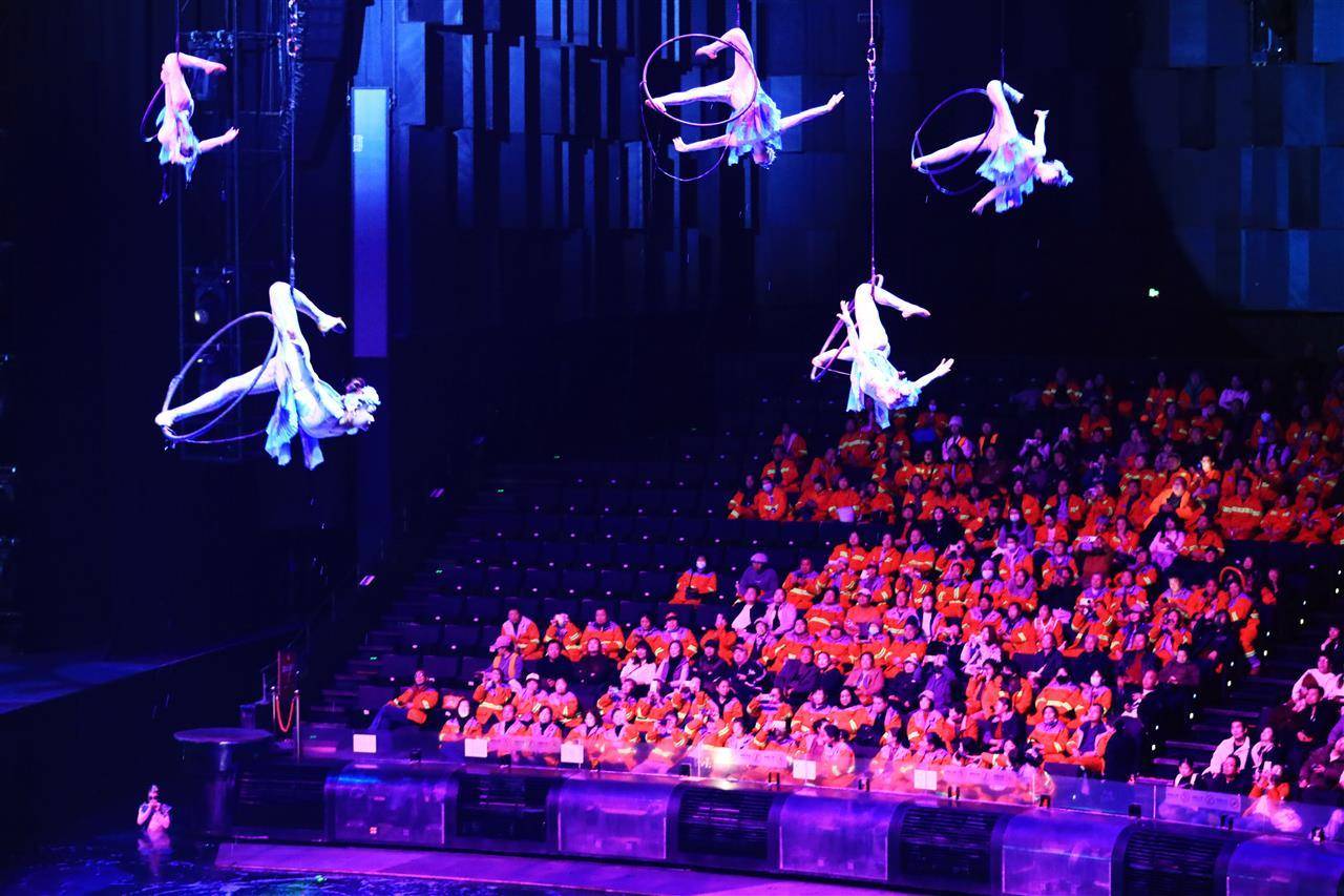 致敬城市美容師：武漢2000名環(huán)衛(wèi)工人沉浸式感受漢劇《水秀》藝術(shù)魅力