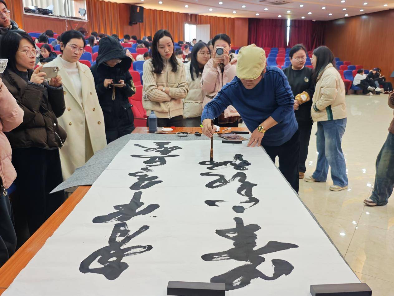 在傳承創(chuàng)新中彰顯時(shí)代氣象 著名書法家范武高博士在江西工程學(xué)院講授書法美學(xué)