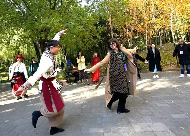 國際舞蹈大師打卡紫竹院、頤和園，與北京愛好舞蹈者即興共舞