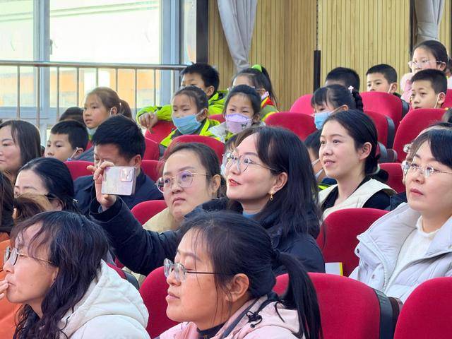 “英”韻飛揚(yáng)·精彩綻“Fun” ——啟文小學(xué)英語(yǔ)口語(yǔ)風(fēng)采大賽活動(dòng)紀(jì)實(shí)