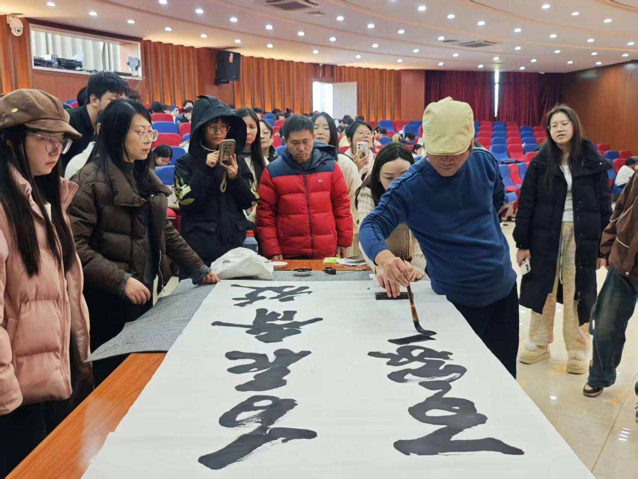 在傳承創(chuàng)新中彰顯時(shí)代氣象 著名書法家范武高博士在江西工程學(xué)院講授書法美學(xué)