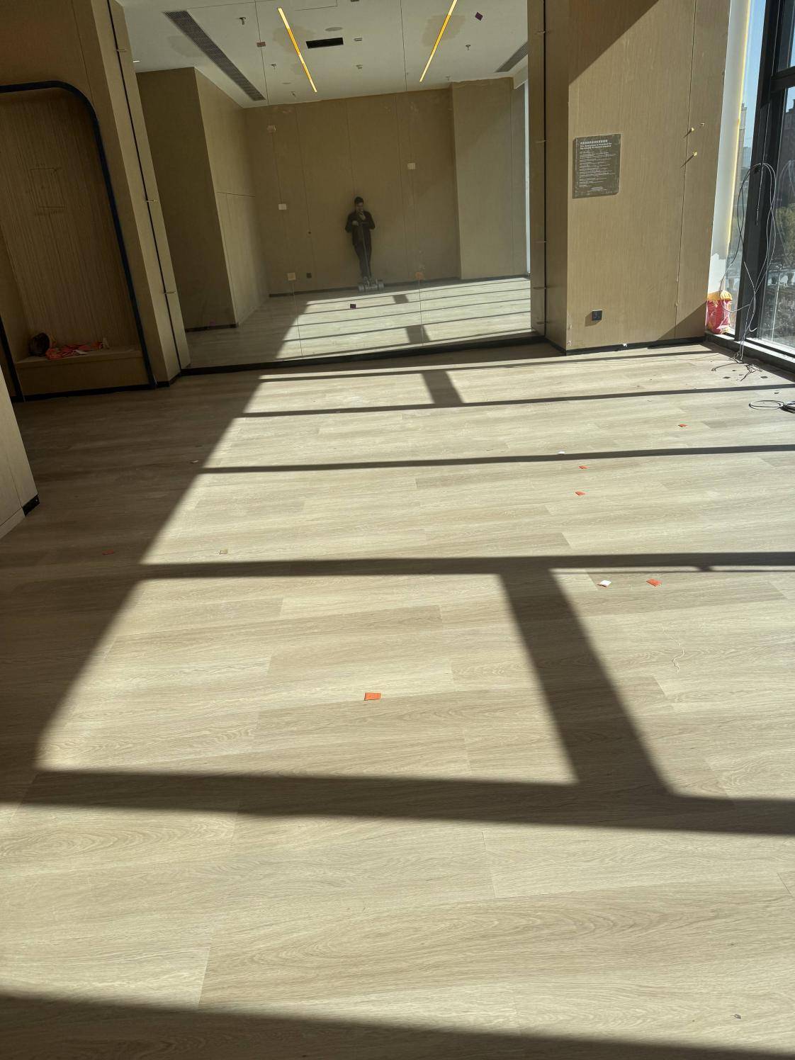 上海舜睿LVT石塑地板成功落地昆山皇冠國際會展酒店健身房