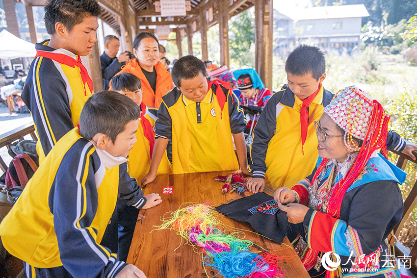 巧手織夢 云南省文山州刺繡大賽落幕