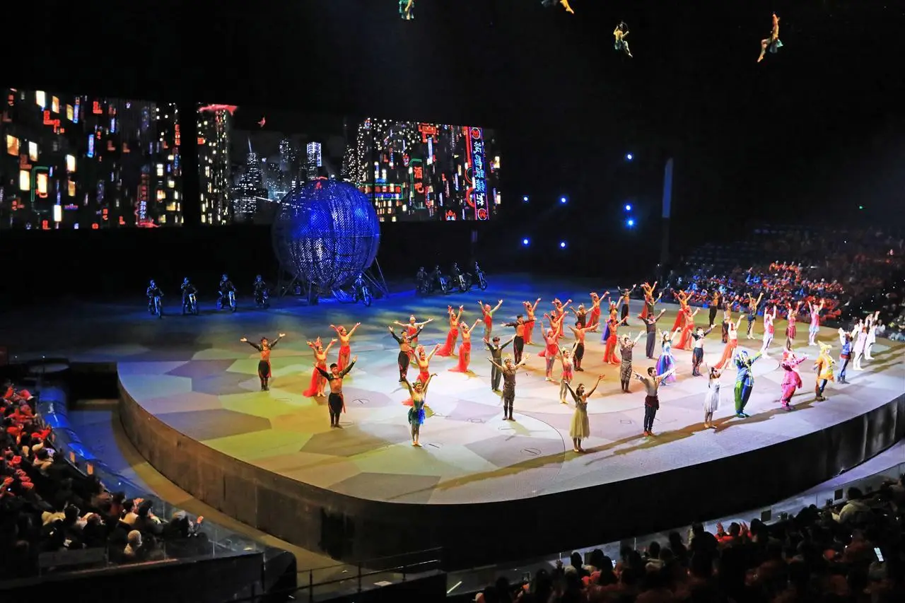 致敬城市美容師：武漢2000名環(huán)衛(wèi)工人沉浸式感受漢劇《水秀》藝術(shù)魅力