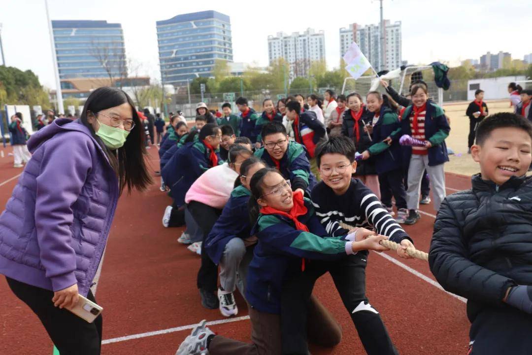 一場熱鬧的拔河比賽在蘇州市勞動路實驗小學(xué)校拉開帷幕
