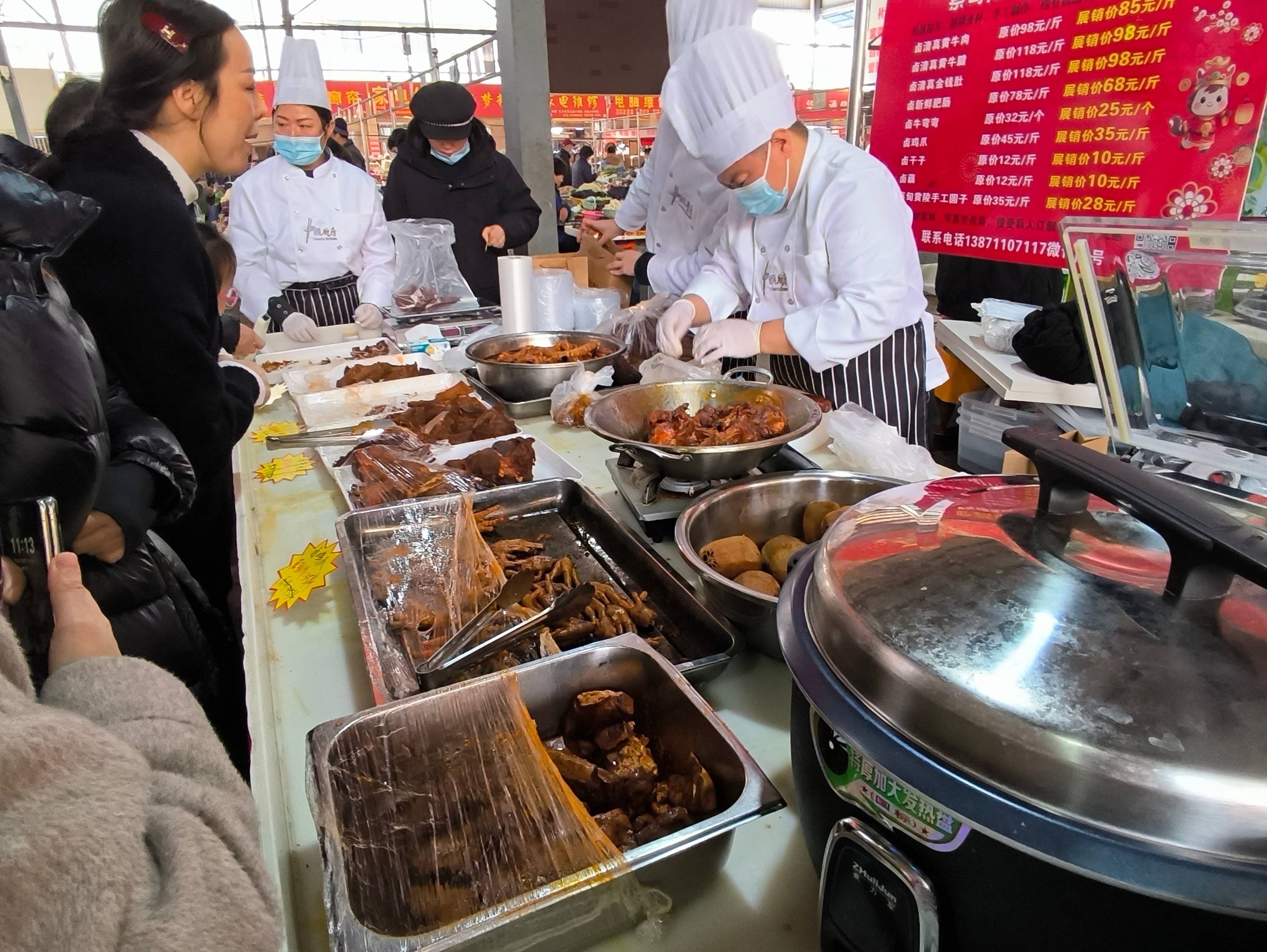 華中科技大學(xué)舉辦年貨節(jié)：學(xué)校餐廳自制近千斤手工臘味，眾多師生把“大學(xué)味道”帶回家