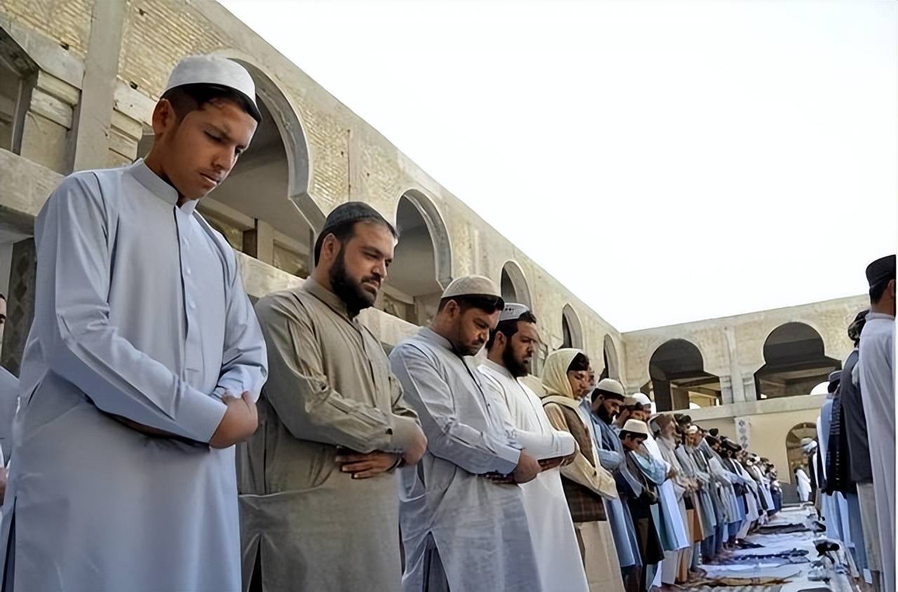 原創(chuàng)日本終于發(fā)現(xiàn)：攔住了中國移民，就只能讓穆斯林移民上街宣示主權(quán)