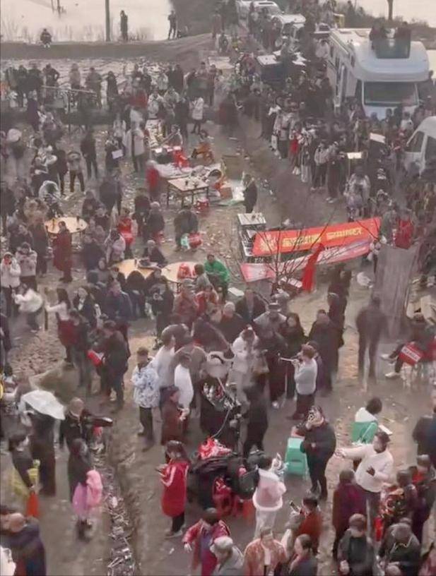 原創(chuàng)重慶合川殺豬宴的火爆流量能否點(diǎn)燃當(dāng)?shù)芈糜沃穑?></p>
<p>展開全文</p>
<p>同時(shí)，殺豬宴也成為了宣傳合川文化的一個(gè)窗口<strong>旅游</strong>。游客在品嘗美食的同時(shí)，還能了解到當(dāng)?shù)氐拿袼孜幕?，像殺豬的傳統(tǒng)習(xí)俗、菜品的制作工藝等等。這對于提升合川的知名度和美譽(yù)度有著重要的作用。有專家指出，特色民俗活動(dòng)是地方旅游的重要組成部分，合川殺豬宴這種形式很有潛力成為當(dāng)?shù)芈糜蔚囊粡埩聋惷?/p>
<p>不過，要想讓殺豬宴持續(xù)帶動(dòng)當(dāng)?shù)芈糜?，也面臨著一些挑戰(zhàn)<strong>旅游</strong>。首先是接待能力的問題。隨著游客數(shù)量的增加，當(dāng)?shù)氐幕A(chǔ)設(shè)施能否跟得上是個(gè)關(guān)鍵。比如交通是否便利，停車場是否充足等等。如果游客來了卻遇到各種不便，那肯定會(huì)影響他們的旅游體驗(yàn)。</p>
<p>其次是服務(wù)質(zhì)量<strong>旅游</strong>。游客對于旅游服務(wù)的要求越來越高，從住宿的舒適度到餐飲的衛(wèi)生標(biāo)準(zhǔn)，都需要嚴(yán)格把關(guān)。如果服務(wù)質(zhì)量跟不上，即使有再吸引人的殺豬宴，也很難留住游客。</p>
<img src=