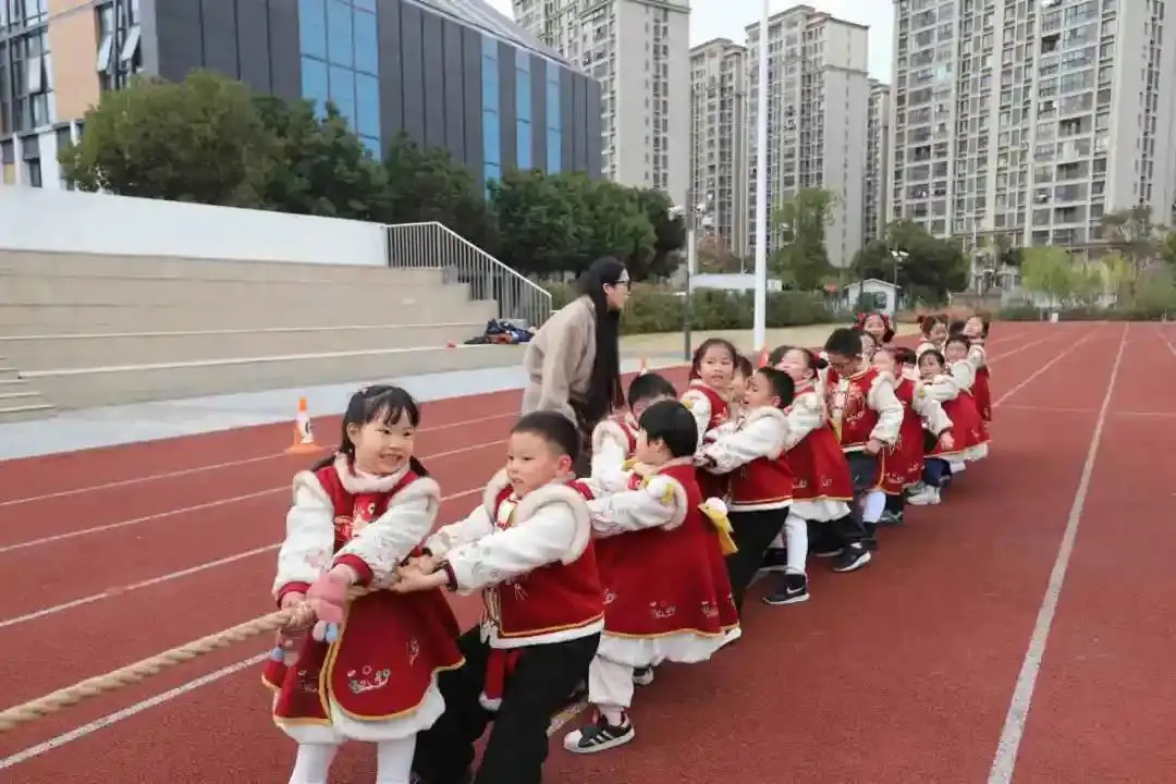 一場熱鬧的拔河比賽在蘇州市勞動路實驗小學(xué)校拉開帷幕