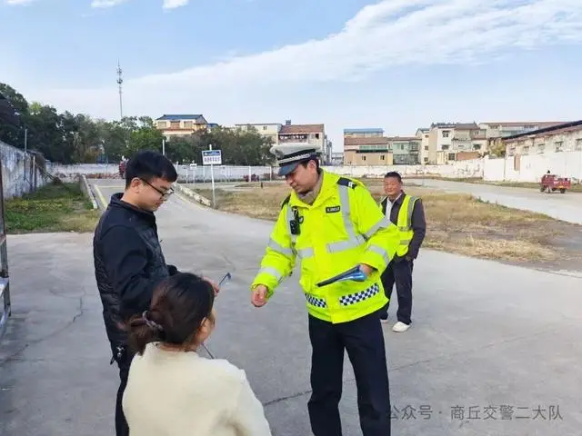 商丘交警走進(jìn)駕校開(kāi)展交通安全宣傳工作