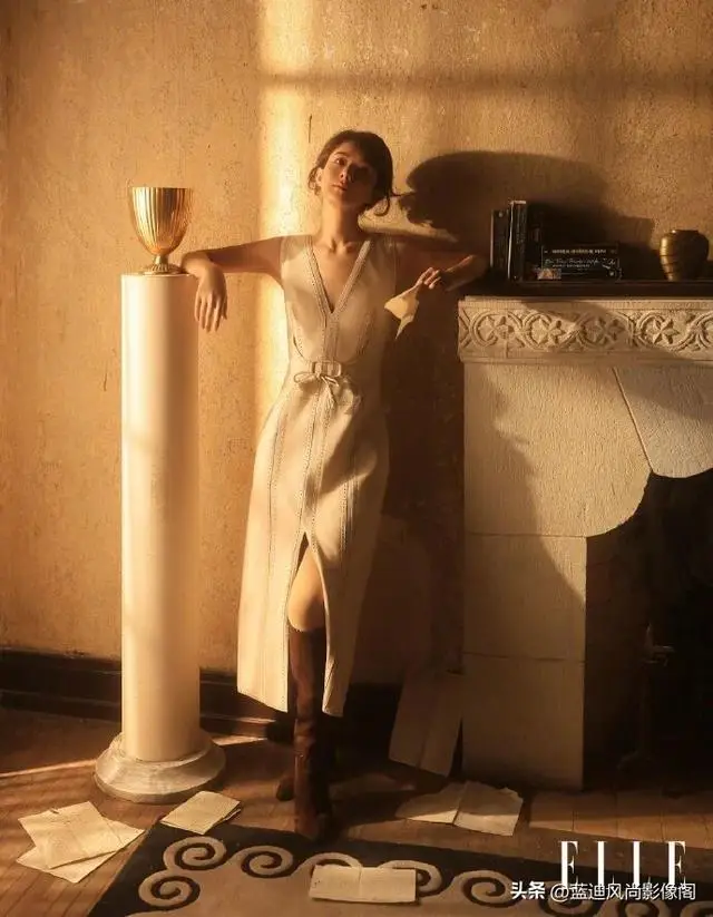 原創(chuàng)趙麗穎開年王炸！三登 ELLE 二月刊，復(fù)古光影里藏著女性力量的答案