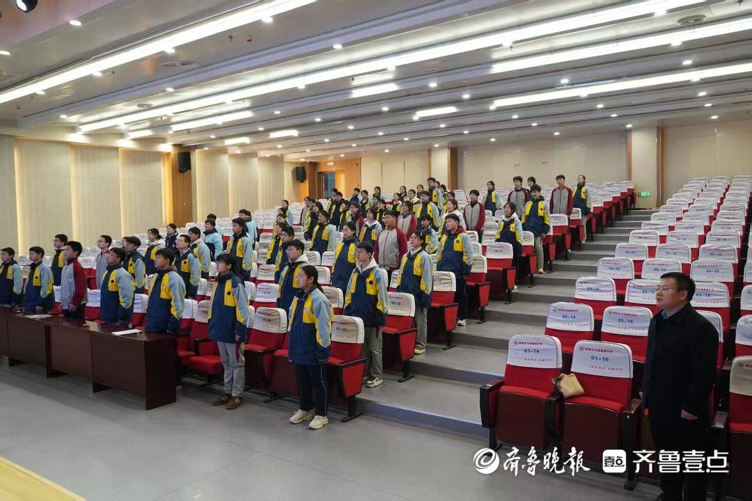 棗莊盈園中學(xué)舉行新團(tuán)員入團(tuán)儀式