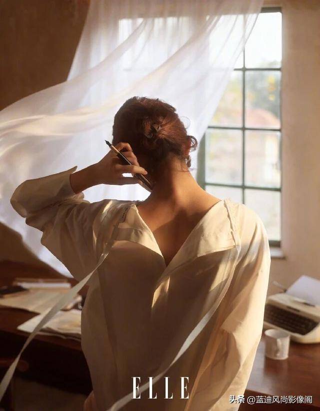 原創(chuàng)趙麗穎開年王炸！三登 ELLE 二月刊，復(fù)古光影里藏著女性力量的答案